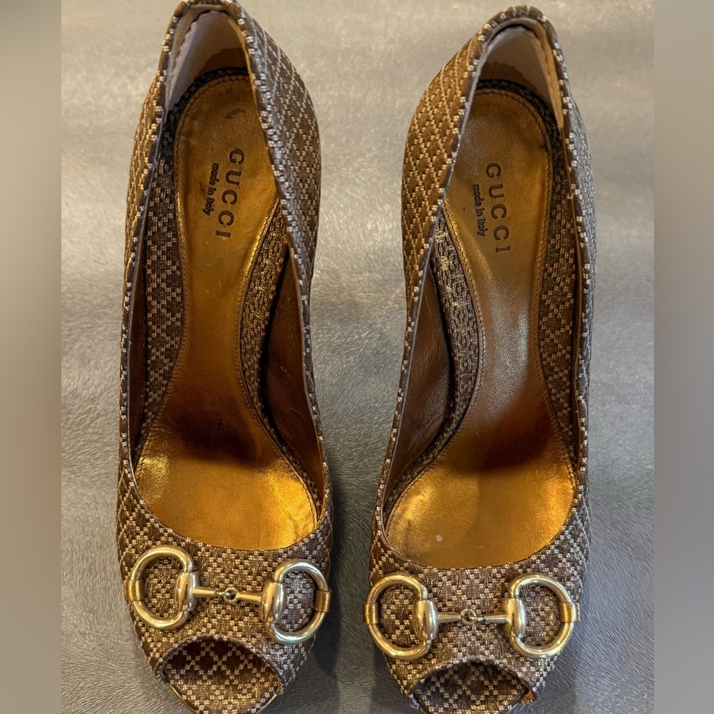 Gucci Brown Patterned Peep-Toe Heels with Gold Horsebit. Size 37 - Picture 12 of 12